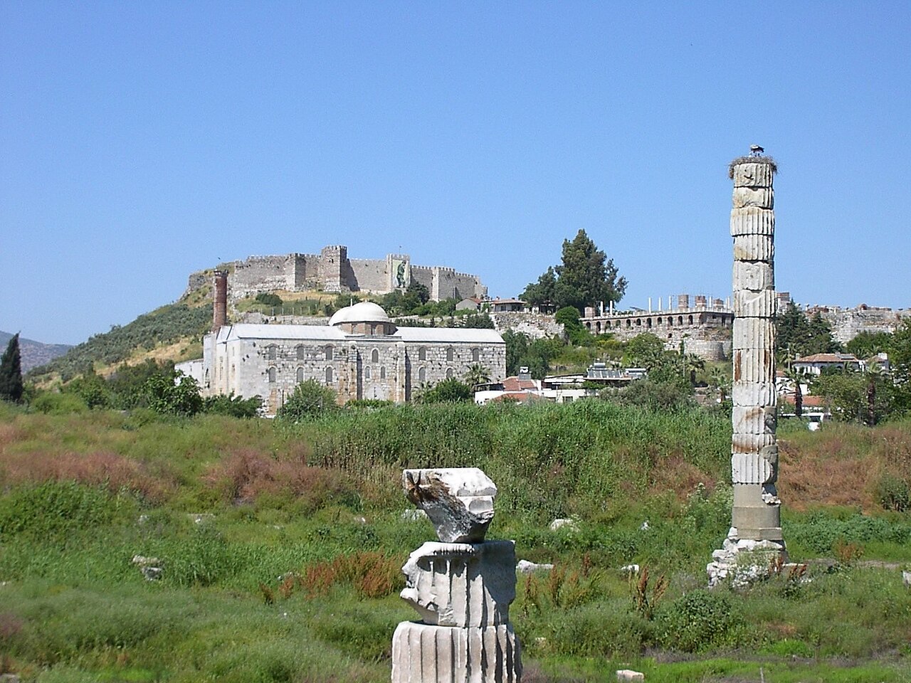 Efes'in yamaca oyulmuş büyük antik tiyatrosu