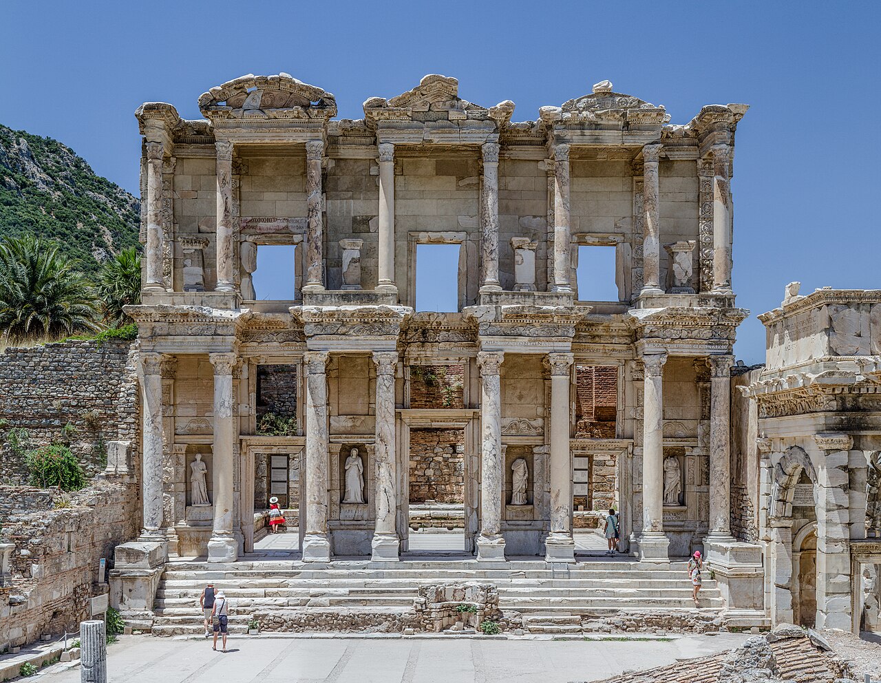 Celsus Kütüphanesi'nin iki katlı cephesinin ön görünümü
