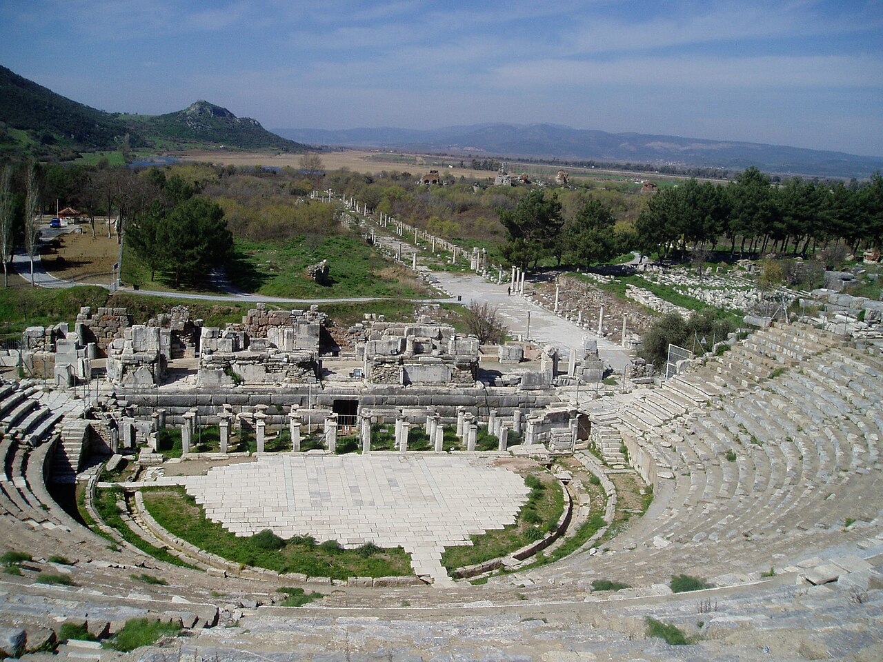 Yamaca oyulmuş büyük tiyatronun yapısal görünümü