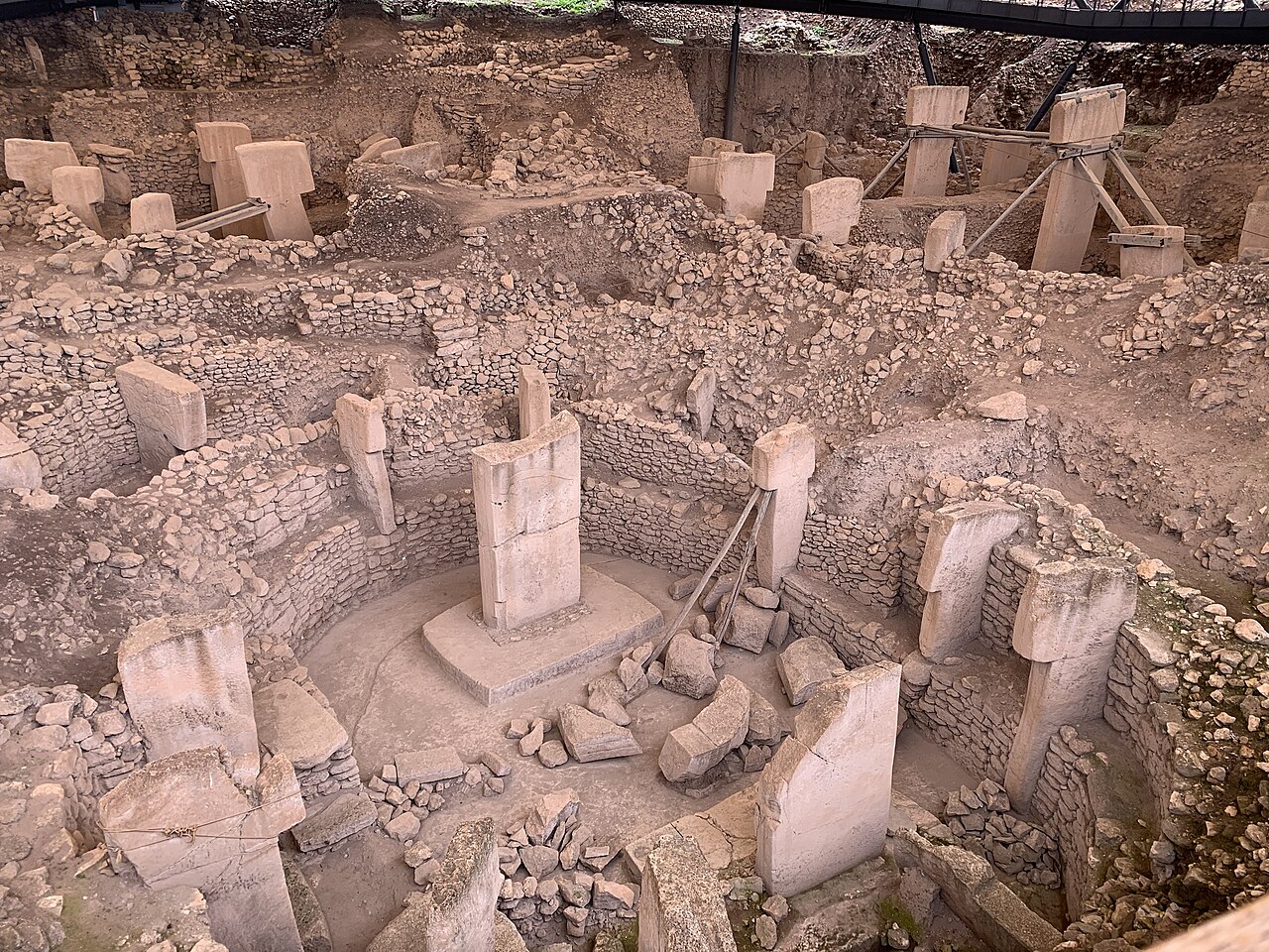 Koruma çatısı altındaki taş çevrelerin genel görünümü
