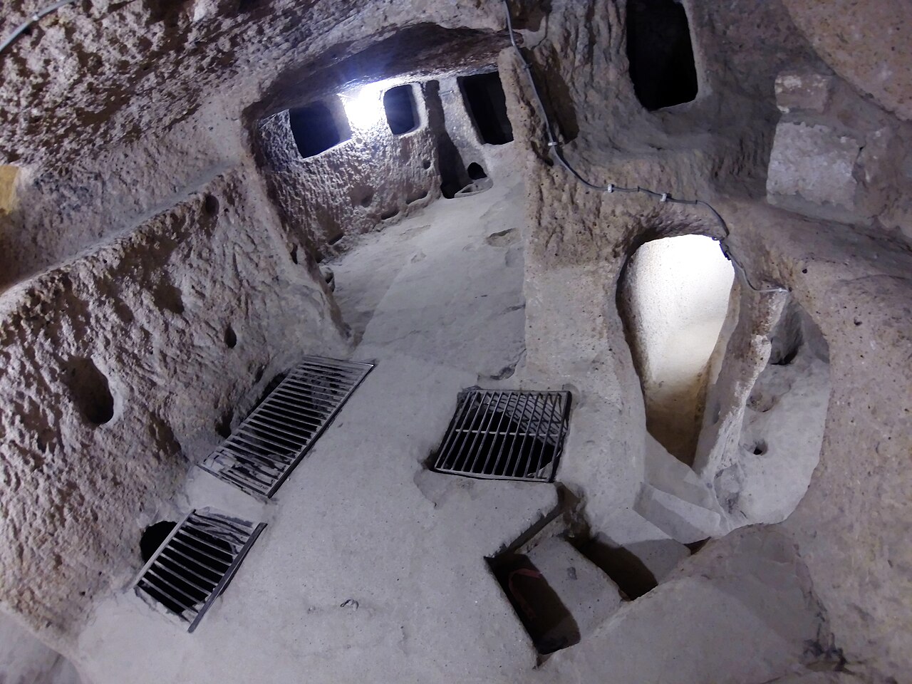 Kaymaklı yeraltı şehrinin dar tünel ve geçitlerinin görünümü