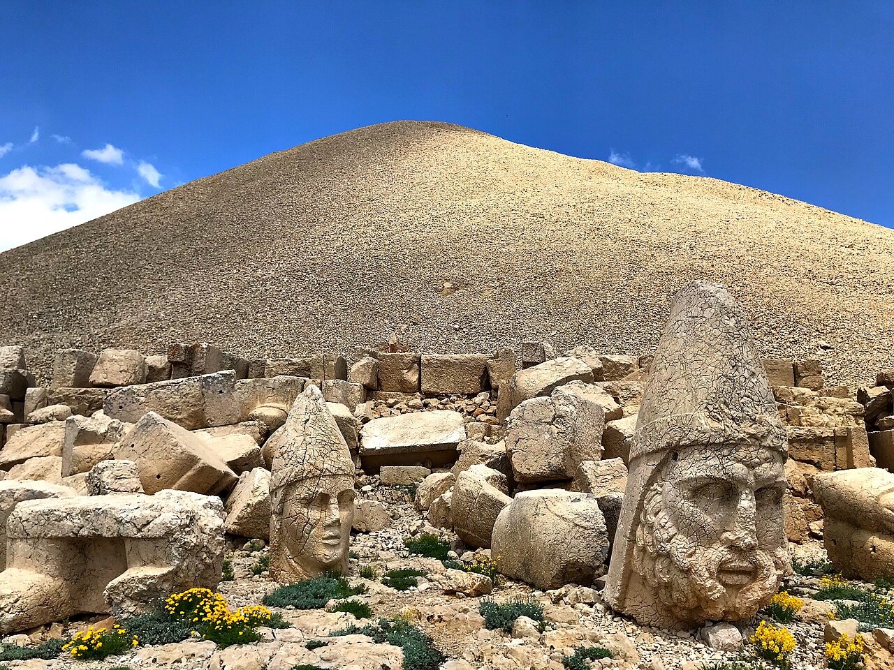 Doğu terasındaki dev oturmuş tanrı heykelleri