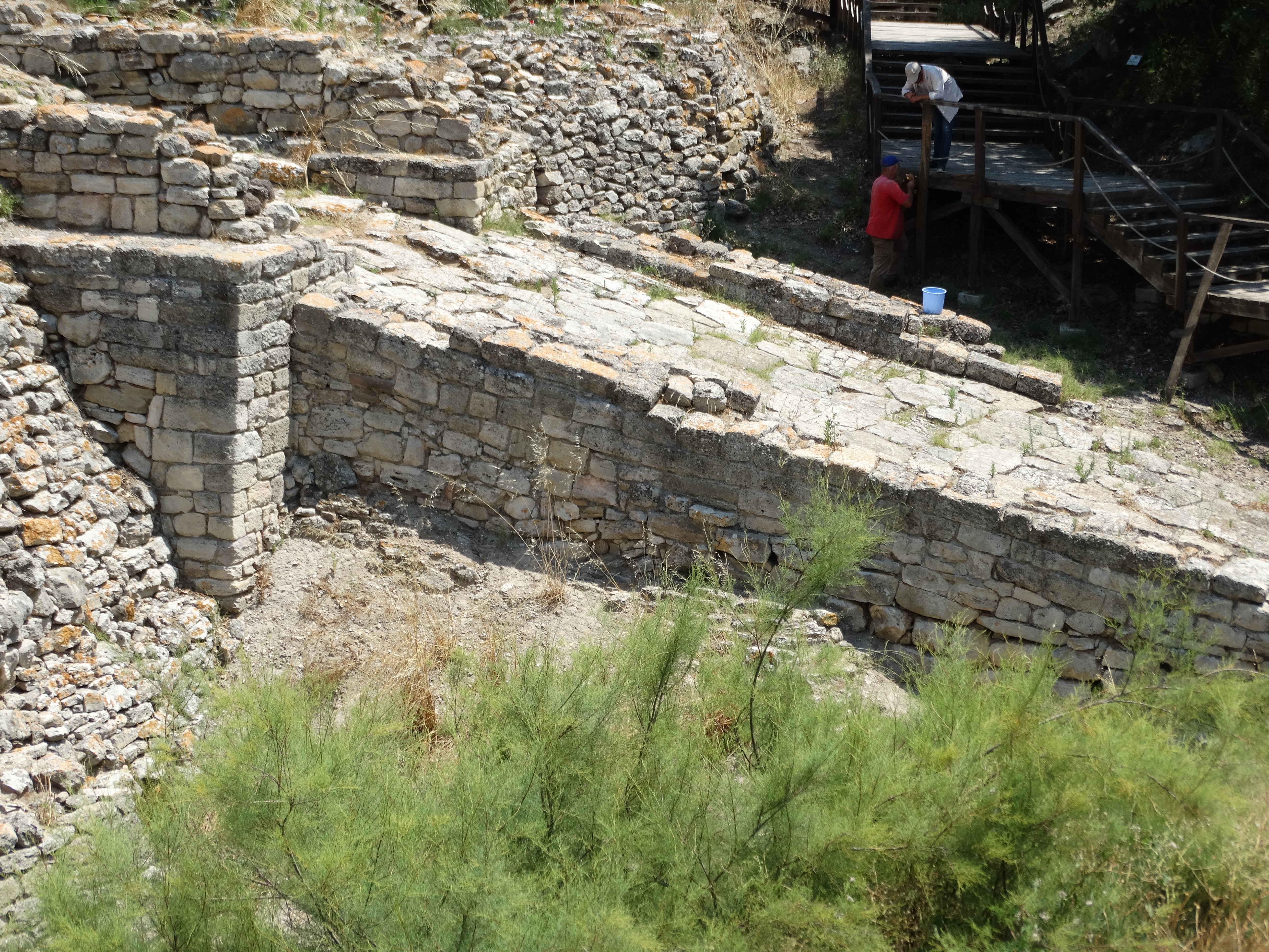 Üst üste yerleşim katmanlarını gösteren kazı alanı
